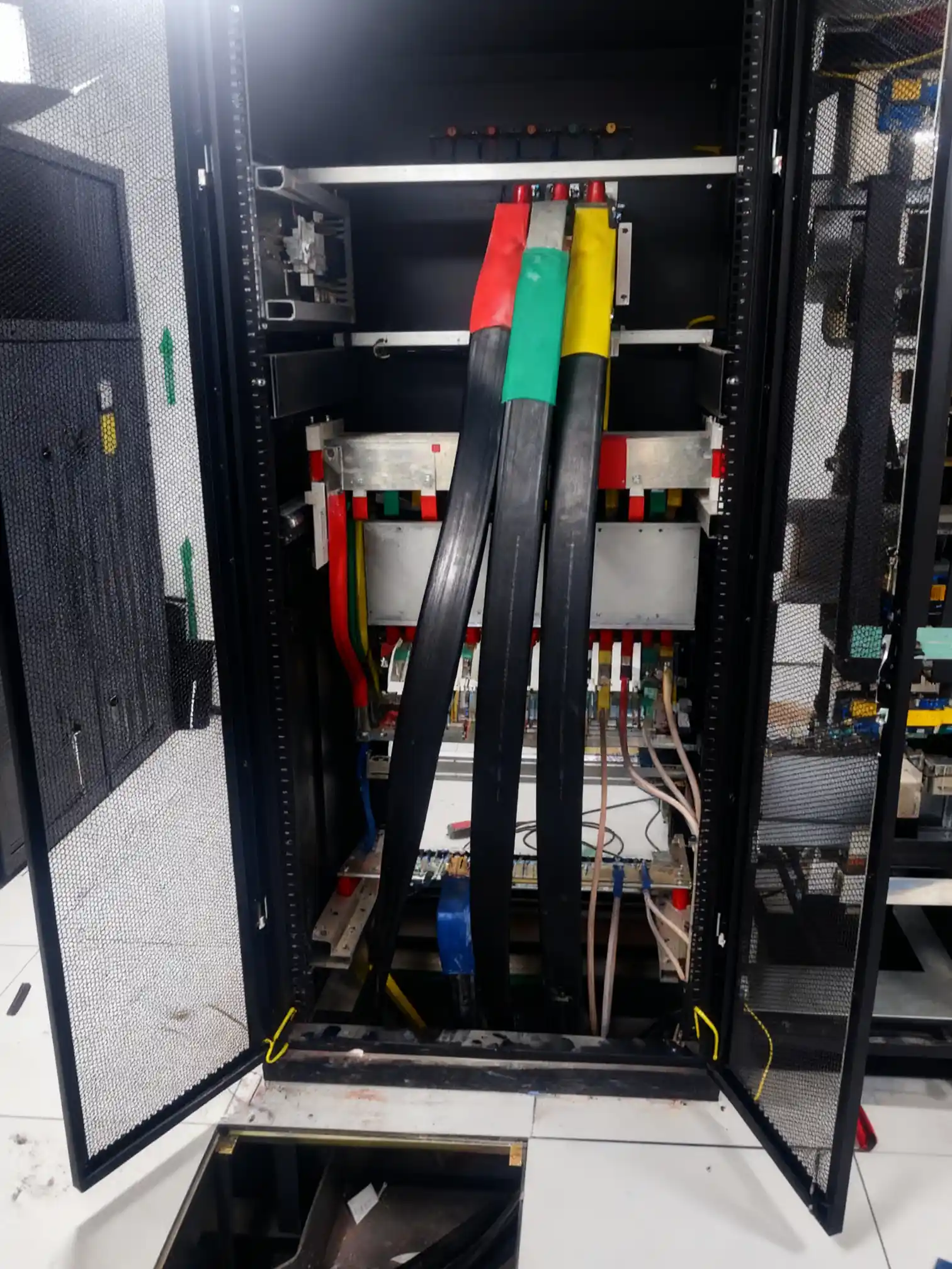 Data Center Flexible Busbar Solutions - High-density busway